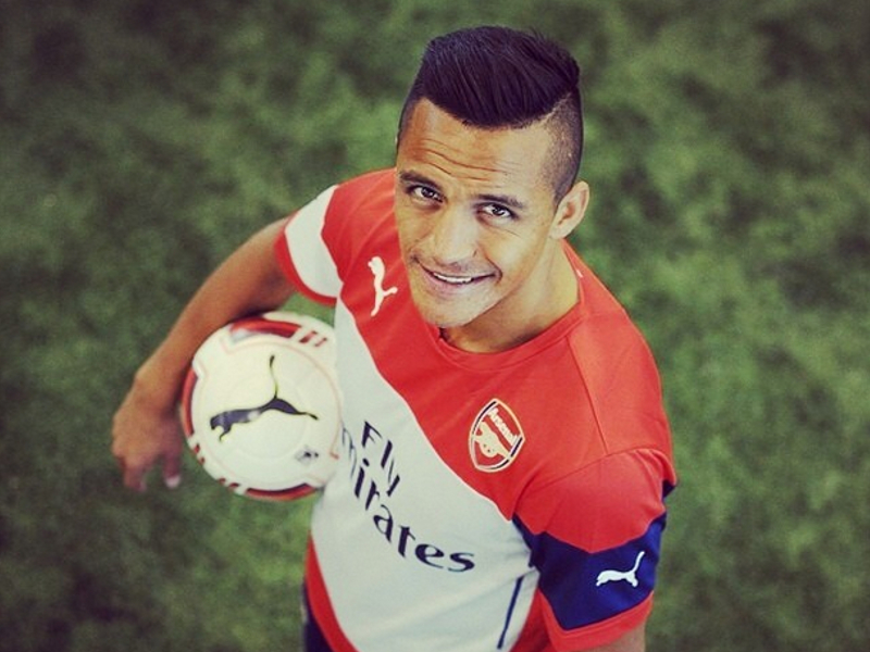 ¡Se sacó la mufa!: Alexis rompe la primera red jugando por Arsenal