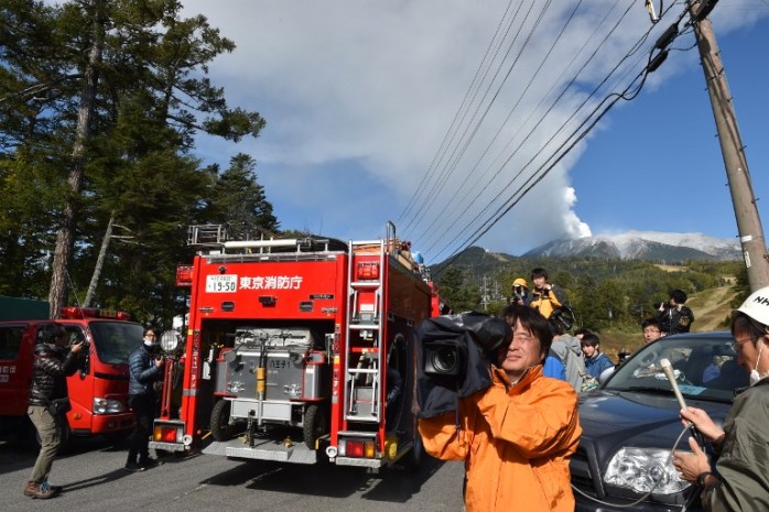 Confirman la muerte de cuatro senderistas tras la erupción de un volcán en Japón