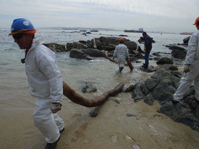 Continúan las labores de contención y recuperación del petróleo derramado en la bahía de Quintero
