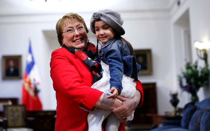 Michelle Bachelet cumple 63 años: Oficiales de La Moneda rompieron protocolo con particular saludo