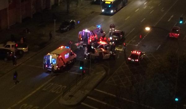 Dos carabineros quedan heridos tras ser colisionados durante persecución policial en la capital