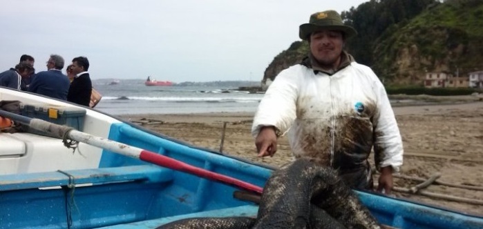 El duro panorama de los pescadores artesanales tras derrame de petróleo en Quintero