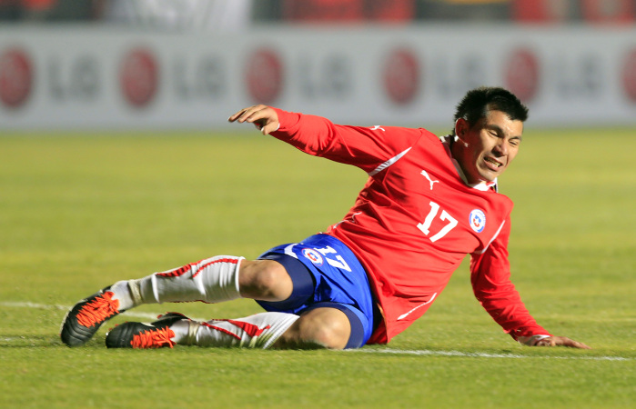 Codazo a gary medel