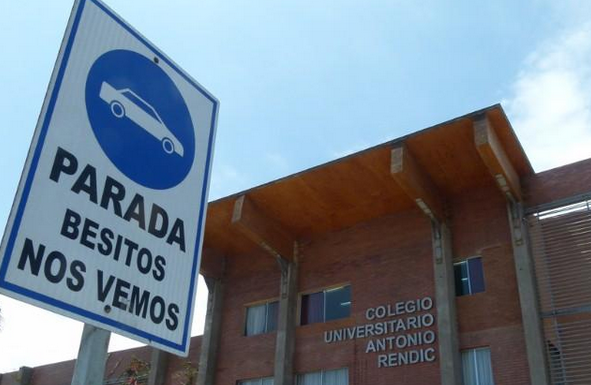 Colegio de Antofagasta sorprende a los conductores con inusual letrero