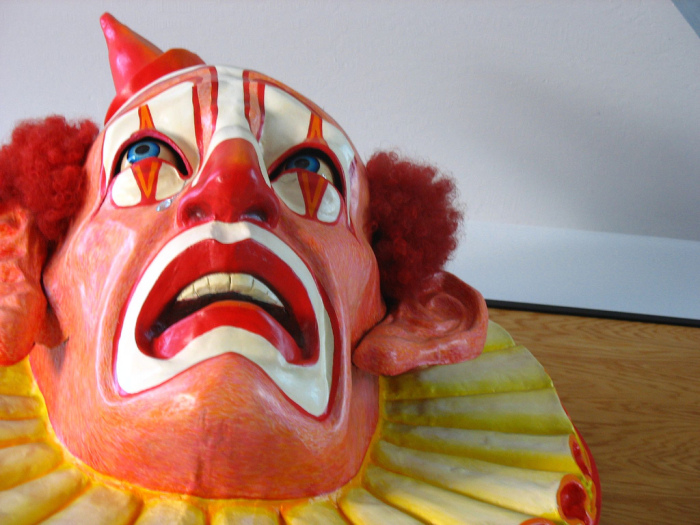 Más de una decena de payasos armados aterrorizan Francia