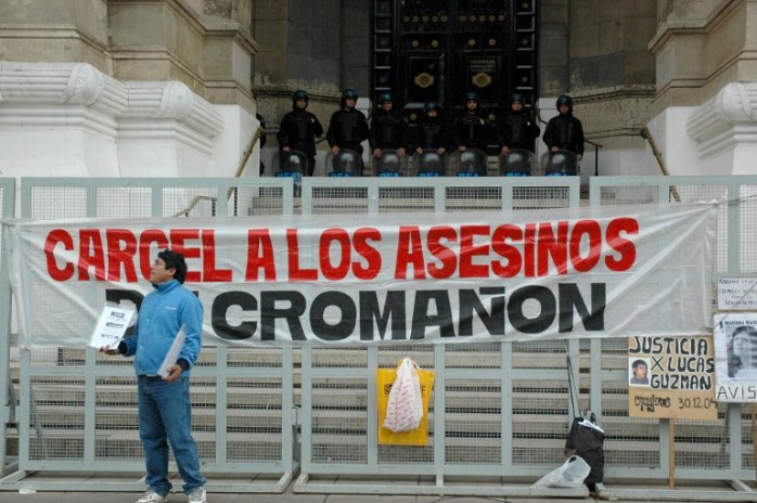 Muere famoso empresario del rock condenado por incendio con 194 víctimas