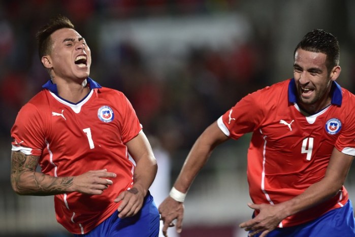 La divertida foto de Vargas, Isla y Rio Ferdinand peluseando en el camarín
