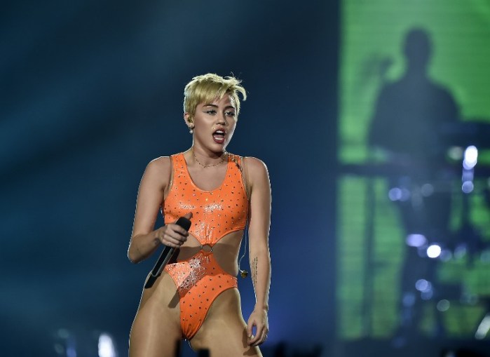 Descubren a Miley Cyrus besando apasionadamente a su nueva conquista