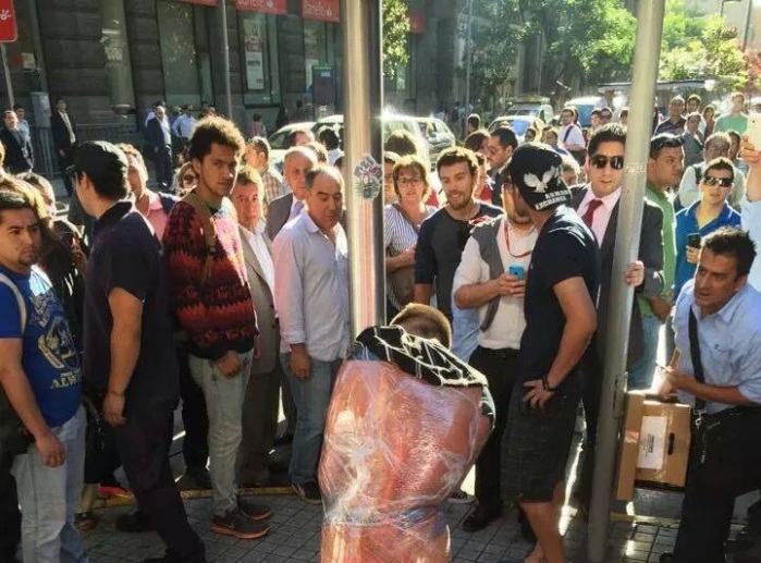 Impactante detención ciudadana: Desnudan a sujeto por intentar robar a anciano