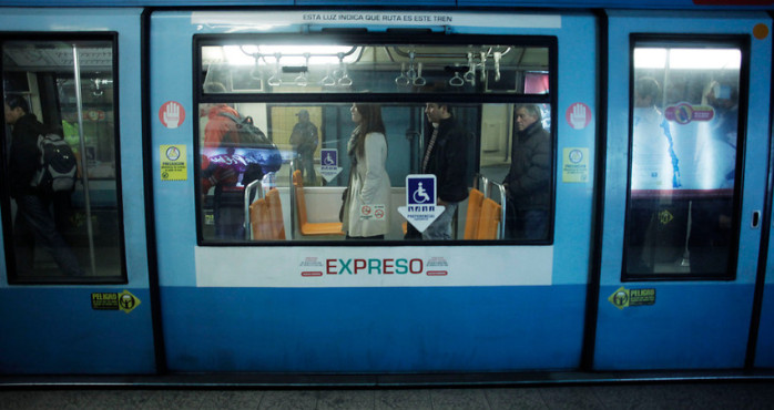 Nuevo corte de servicio: Hombre cayó a línea del Metro en Santiago