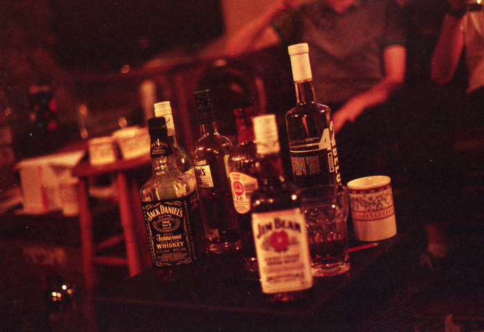 Jóvenes acusados de violar a adolescente en una fiesta quedan con arresto domiciliario