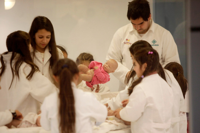 Niños que vayan al parque Kidzania podrán jugar a todo, menos a ser militar