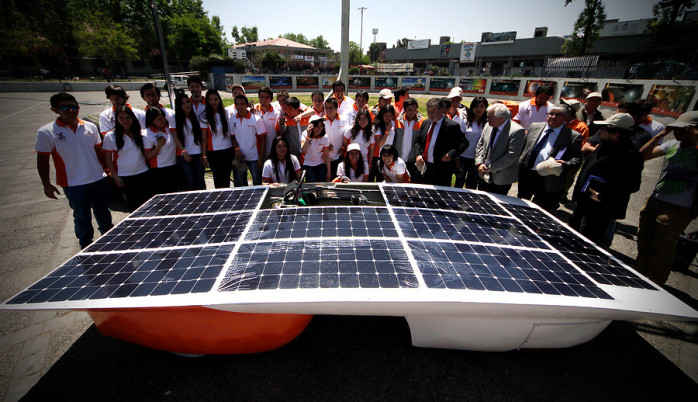 Usach presenta el vehículo con el que competirán en la Carrera Solar de Atacama