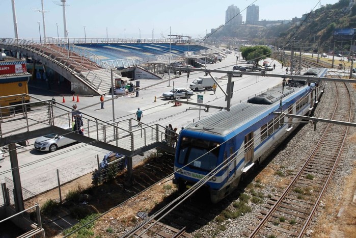 Joven muere tras ser atropellado por Metro Valparaíso en sector Portales