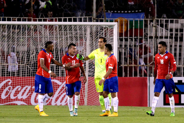 El grosero 'encontrón' entre Alexis y Medel tras el primer gol uruguayo