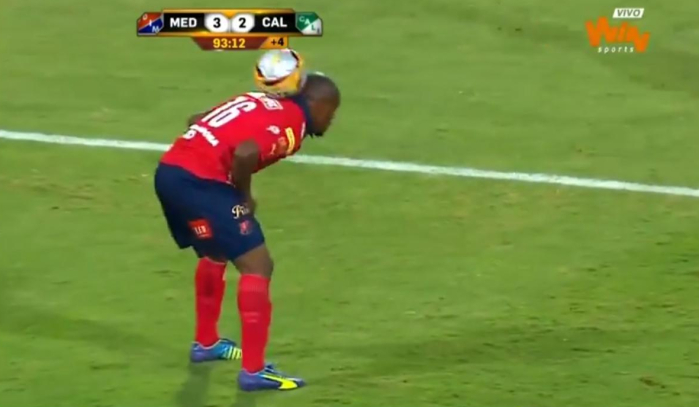 Por hacer una jugada de lujo, futbolista se ganó el enojo del rival