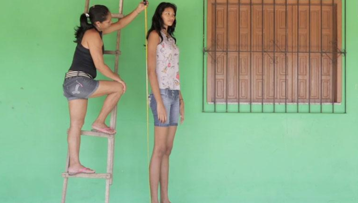 Conoce a la modelo más alta del mundo: Tiene apenas 19 años y mide más de dos metros