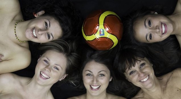 Esculturales árbitros italianas se desnudan por una causa solidaria