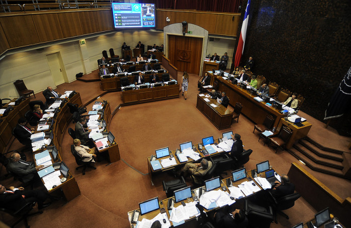 Senador es sorprendido dándole pelea a un sánguche en medio del trabajo
