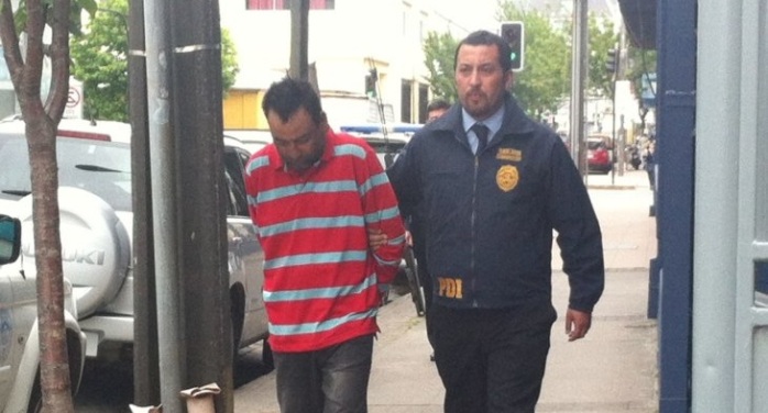 Detienen a 4 cuidadores de autos: son acusados de estupro a cambio de comida y dinero