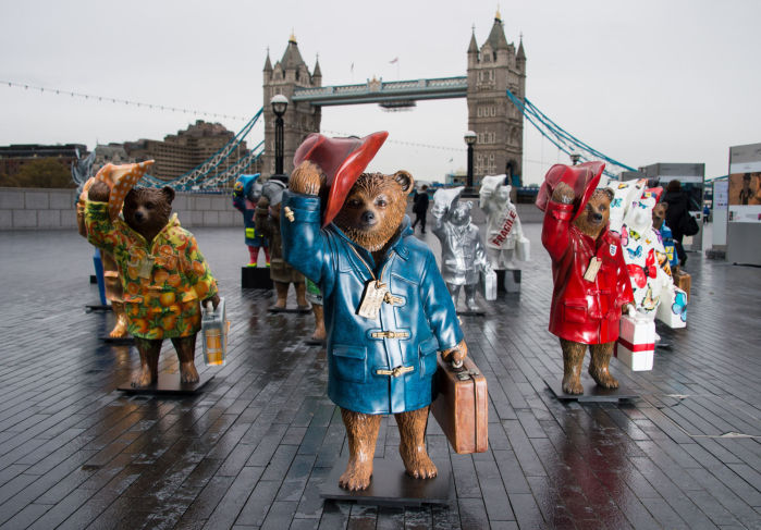 Celebridades crean su propio oso Paddington para exposición británica