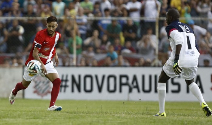 Neymar deslumbró con una acrobacia de otro planeta en partido benéfico