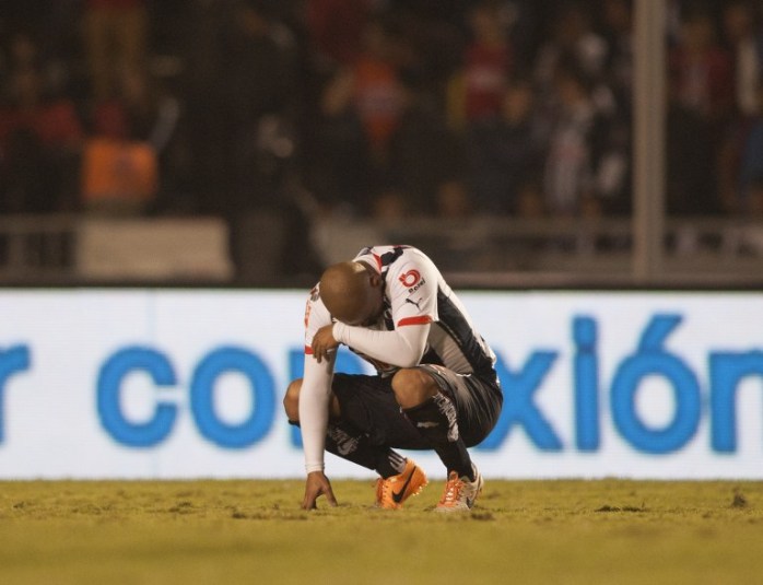 'Chupete' Suazo rompe en llanto tras caer en semifinales de la liga azteca