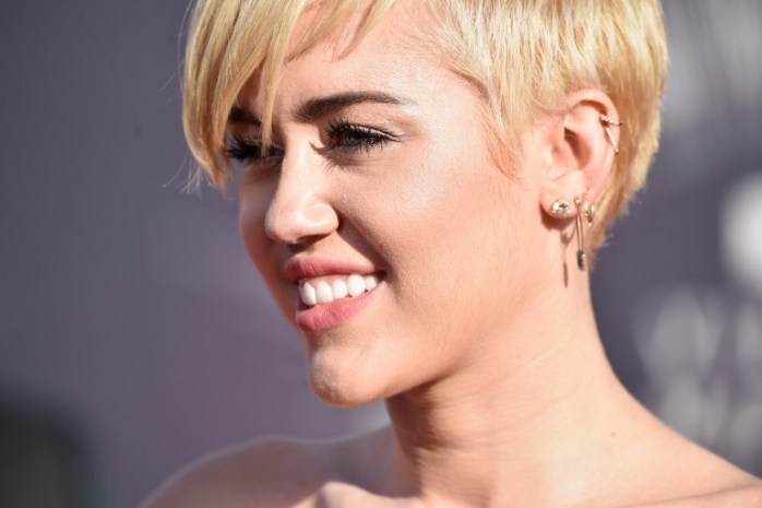 Pillan a la controversial Miley Cyrus dando un paseo romántico con su novio