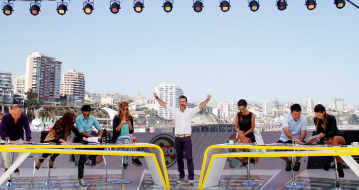 Grúa televisiva: SQP recluta a escultural modelo para refrescar su panel