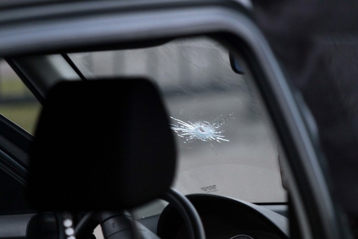 Mujer embarazada fue golpeada por sujetos que robaron su auto con hija adentro