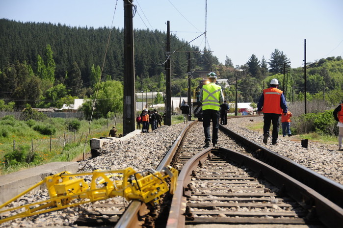 Mujer que habría cruzado por paso no habilitado es impactada por tren en Curicó