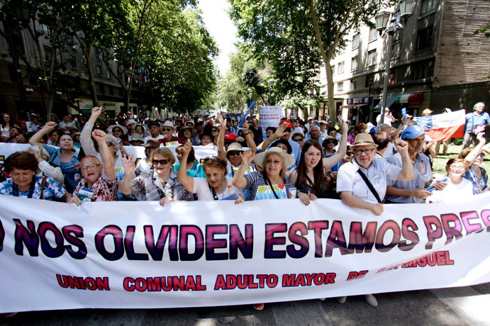 Adultos mayores participaron en la “Marcha de los Bastones”: exigen rebaja tarifaria