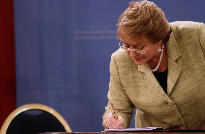 Bachelet promulga primera ley de proyecto de reforma educativa