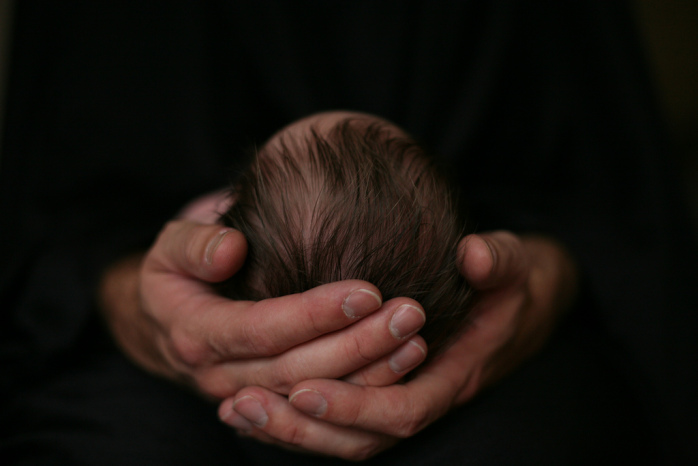 Impactante: Madre es sorprendida a punto de comerse a su hijo recién nacido