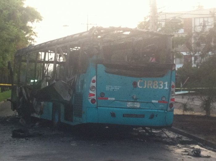 Incendian bus del Transantiago: en el lugar habían panfletos alusivos a anarquista muerto