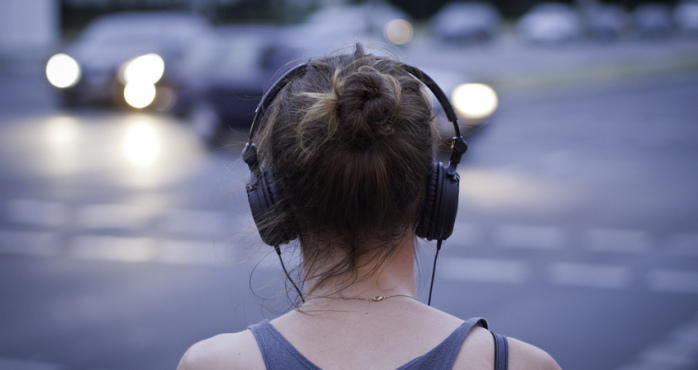 Presentan proyecto de ley para prohibir uso de audífonos en la vía pública