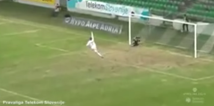 De los mejores chascarros del año: Arquero queda en vergüenza con gol tonto