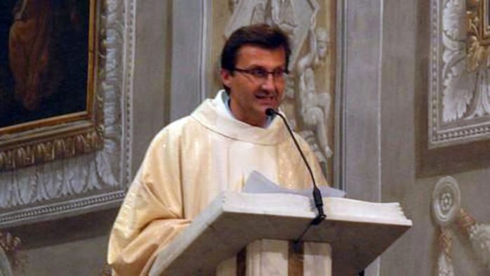 Cura italiano anunció en plena misa que iba a ser papá: Renunció a los hábitos