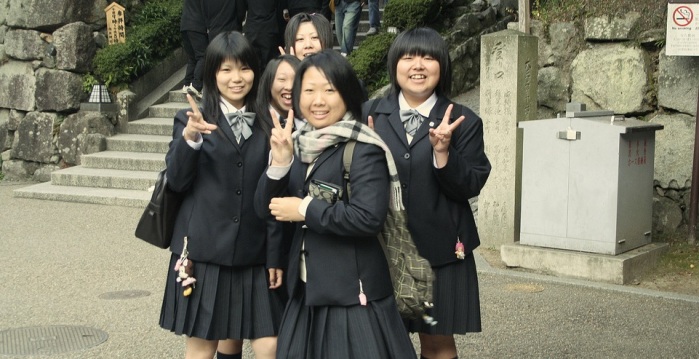 La extraña moda entre las escolares japonesas: Cara de muñeca enferma y triste