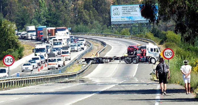Collipulli: Un muerto deja choque frontal entre camión y camioneta
