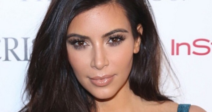 Kim Kardashian 'sacó pecho' con la portada de su nuevo libro de selfies