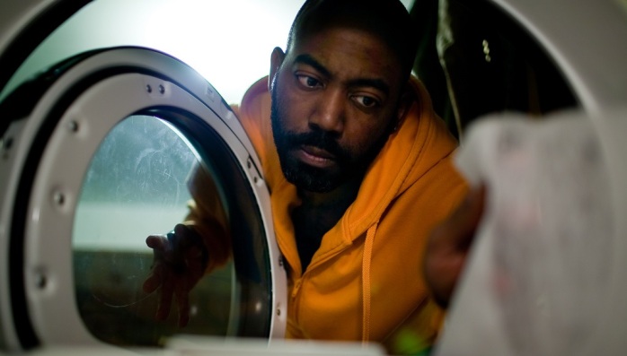 Revelan los países donde los hombres ayudan más con las labores domésticas