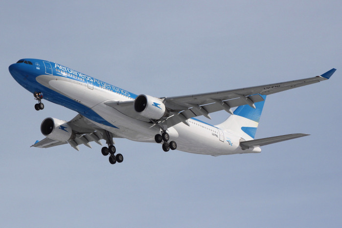 Así respondió Aerolíneas Argentinas a usuario que criticó físico de azafatas