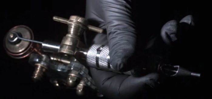 Hospitalizan a rapero americano que se tatuó los globos oculares de negro