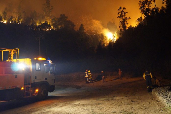 Incendio forestal de Arauco amenaza sectores poblados: Ya ha consumido 1.500 hectáreas