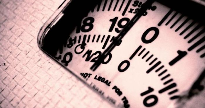 Expertos revelan por qué no debes mirarte en el espejo cuando haces dieta