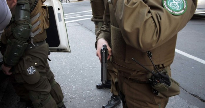Detienen a hombre que portaba y vendía más de 100 armas blancas en la calle