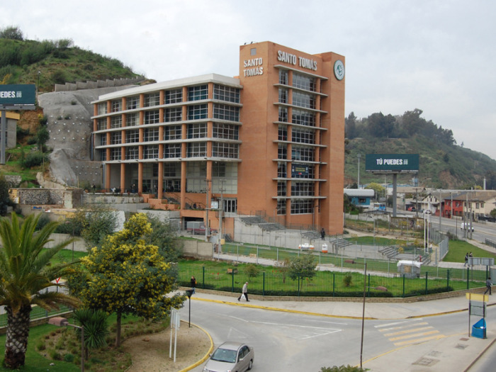 Jóvenes molestos luego que U. Santo Tomás no impartiera carrera en la que se matricularon