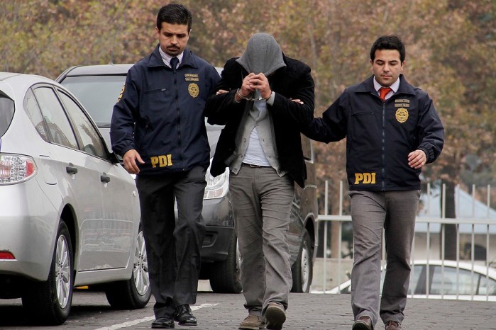 Detienen a hombre acusado de matar a su esposa de 8 puñaladas en Paine