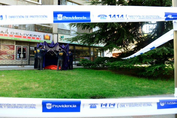 Mujer cayó desde piso 19 en Providencia: Vecinos taparon su cadáver